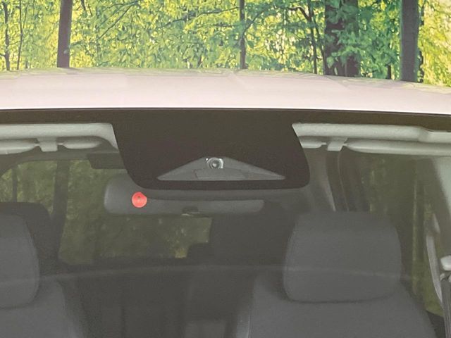 【ホンダセンシング】走行中に前方の車両等を認識し、衝突しそうな時は警報とブレーキで衝突回避と被害軽減をアシスト。より安全にドライブをお楽しみいただけます。