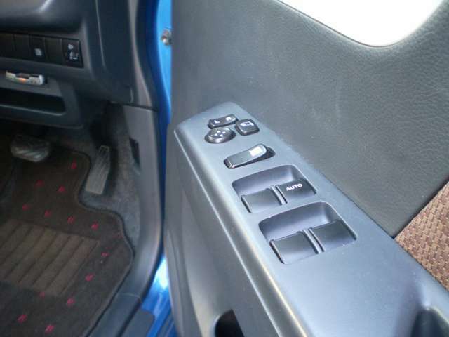電格ミラー＆パワーウインドウのスイッチは運転席側に装備されています。運転中の操作でも安全に行えます。