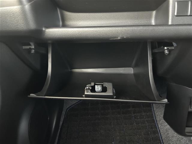 【グローブボックス】車検証ケースや、日頃使う小物類の収納に便利ですね！