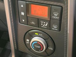 【オートエアコン】一度お好みの温度に設定すれば、車内の温度を検知し風量や温度を自動で調整。暑い…寒い…と何度もスイッチ操作をする必要はありません。快適な車内空間には必須の機能ですね♪