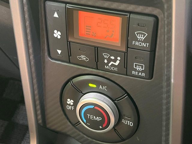 【オートエアコン】一度お好みの温度に設定すれば、車内の温度を検知し風量や温度を自動で調整。暑い…寒い…と何度もスイッチ操作をする必要はありません。快適な車内空間には必須の機能ですね♪