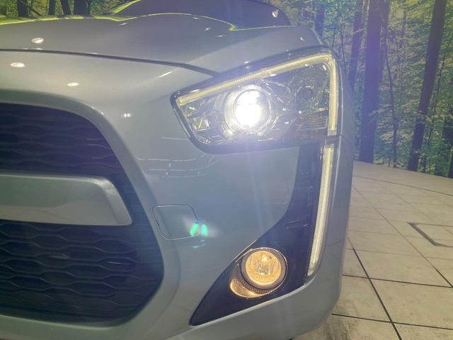 【LEDヘッドライト】悪天候や夜間走行時も良好な視界を確保し安心して運転できる高輝度LEDヘッドライトを装備！点灯速度が早く、消費電力も抑えられています。