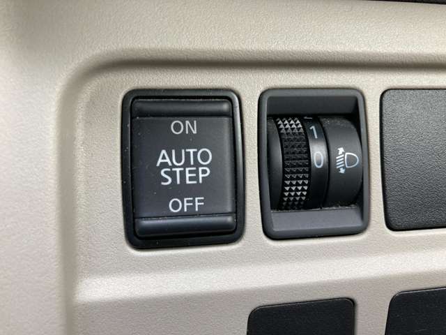 【運転席各種スイッチ】パワーウィンドウ、電動格納ミラー、電動スライドドア搭載車、安全装置搭載車などのスイッチの操作が可能。