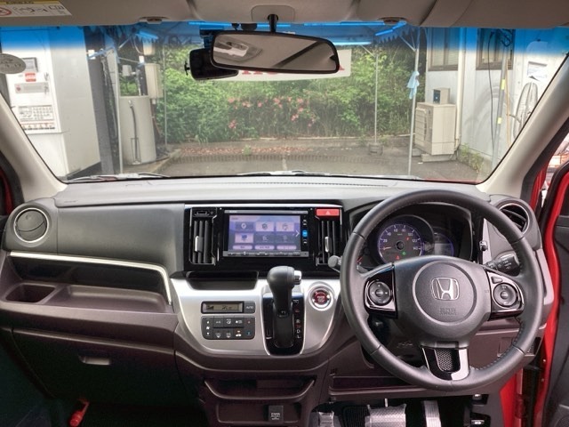フロントガラスが大きく、ワイドな視界で運転もしやすくなるように、設計されています。