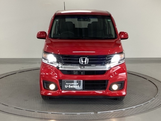 ディスチャージヘッドライト【HID】を装備していますのでとても明るく、夜間の走行や雨の日も安全・安心です。