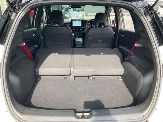 後部座席をたたむとラゲッジスペースもゆとりのあるスペースです。