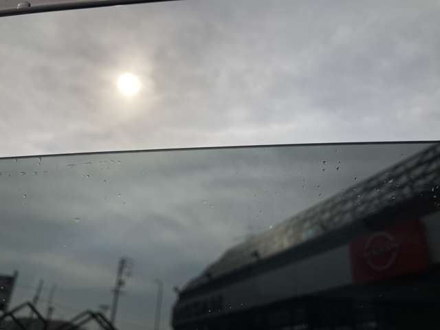 後部座席はプライバシーガラスです。