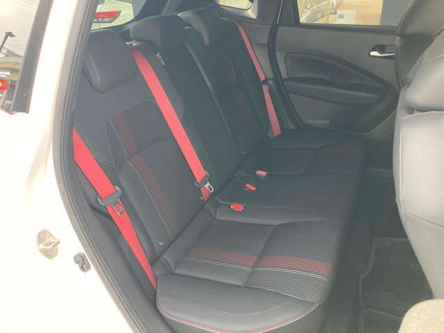 後部座席も当然、綺麗・清潔に仕上げております。内装の綺麗なお車は気持ちが良いですし、コンディションのいい車が多いです。前のユーザーが丁寧に使っていた証拠です。
