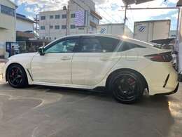 展示してある在庫車は全車内装・外装クリーニング施工済み。外装磨きはもちろん撥水コート仕上げも！！購入後のお手入れも簡単です。