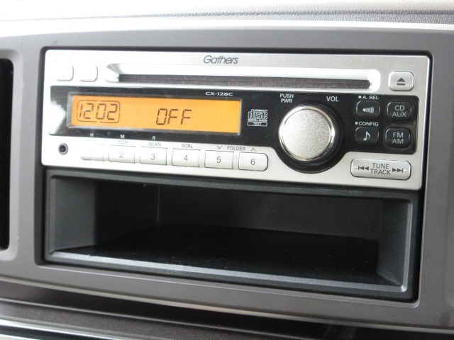 N-ONEに付いているオーディオはギャザズCDチューナー（CX-128C)が装着されております。CDプレーヤー・AM/FMチューナー付です。お好みの音楽を聞きながらのドライブは楽しさ倍増ですね！