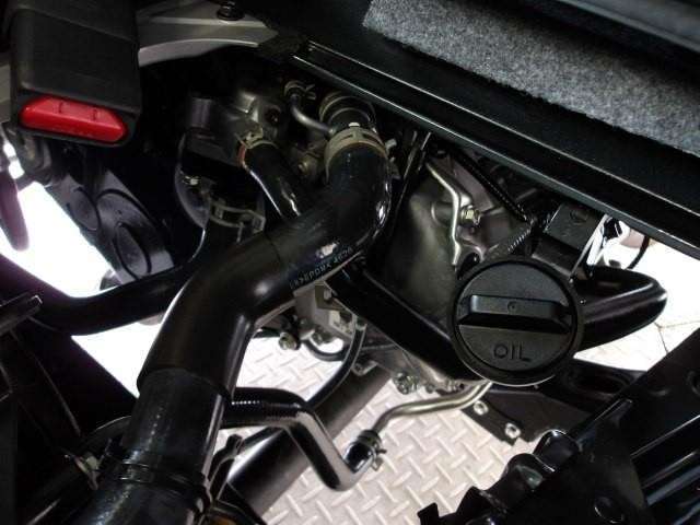 シート下のエンジン搭載部も高品質カー洗浄技術「まるまるクリン」実施済みです