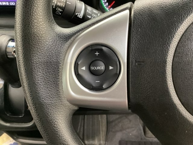 ステアリングスイッチがついていますので、オーディオのチャンネル変更、ボリューム、ジャンル変更が操作可能です。ハンドルから手を離さず安全に操作できます。