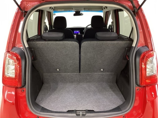 開口部も広く荷物の積み下ろしもしやすいお車となっております。シートの背もたれは5：5の割合で分割して可倒できるので、長いお荷物などを載せることもできます。