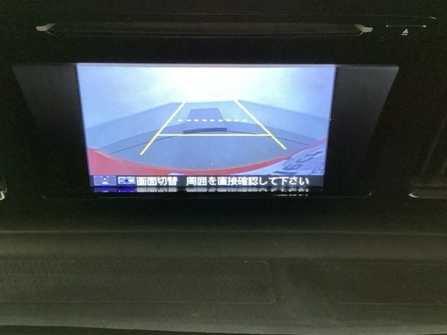 バックでの車庫入れも安心です！　リアカメラが付いているバックモニター付のディスプレイオーディオを装備しております。操作線もついており距離感も画面から確認できます。