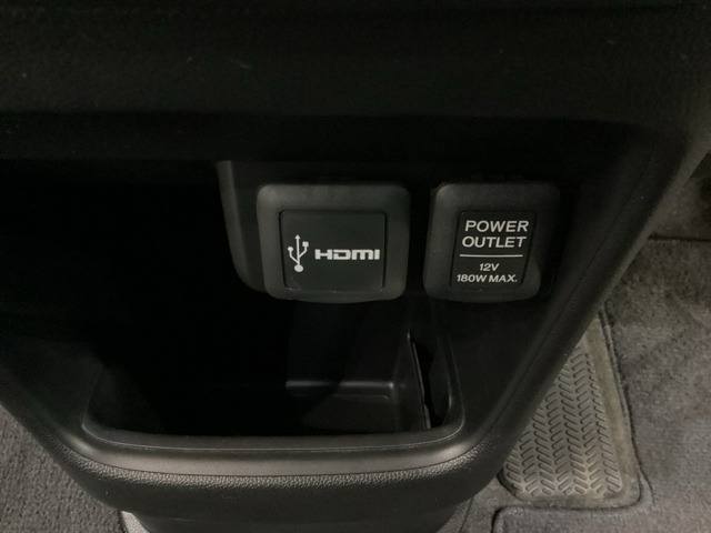 アクセサリーソケットはUSBのアダプターなどをつければ、スマホの充電にも使えます。横にはナビゲーション用の外部入力可能なUSB端子やHDMI端子がついており、周辺には物が置けるボックスがついています。