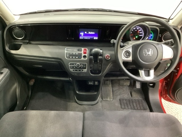 車内は光触媒抗菌消臭施工済です。インパネ周りはスタイリッシュなデザインです。グローブボックスやカップホルダーのほかにトレーなどたくさんの収納スペースが付いています。