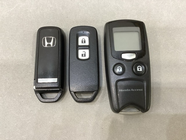 スマートキーを装備しています。鍵を差し込むことなくドアロックの開け閉めと、スタートボタン操作でのエンジンスタートができます。加えて、純正リモコンエンジンスターター用の操作キーもついています。