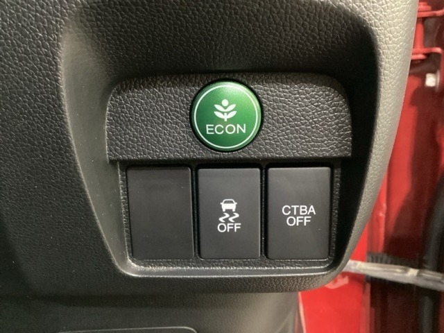 ハンドルの右側には安全装備の、CTBA（シティブレーキアシストシステム）とVSA（ABS＋TCS＋横滑り抑制）の解除スイッチがついています。燃費に役立つECONボタンもここです。