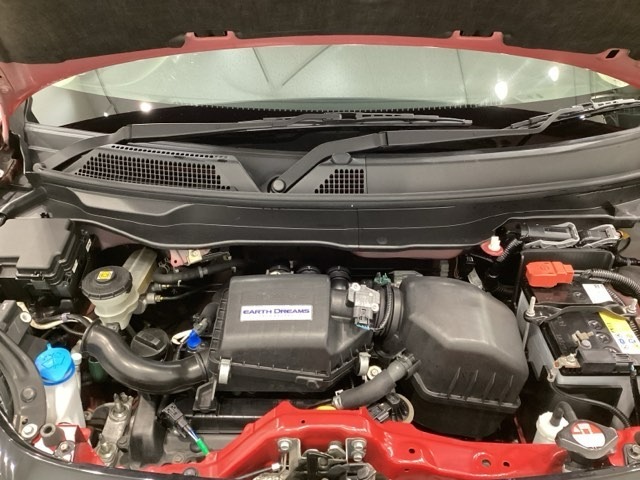 ホンダスタッフがしっかり整備して保証付きにてお渡し致します。エンジンルーム＆室内ルームともにクリーニング済みで清潔です。快適なドライブをお楽しみください。