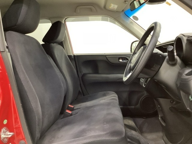 広い足元に肘掛けもついたゆったり座れるシートです。運転席と助手席の間が空いているため、助手席側への移動がスムーズです。交通量の多い道でも、助手席側から乗り降りができます。