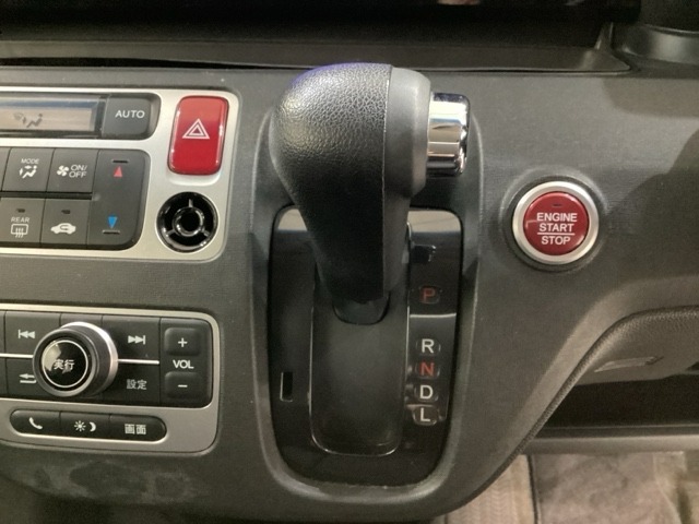 CVT車のセレクトレバーです。低速から高速まで、変速ショックのないスムーズな走りを実現するとともに、エンジン効率のよい領域を維持することで燃費にも貢献します。