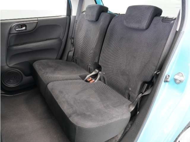 家族やご友人とBBQに行くとき、楽しさは道中の車内から始まっています！このベンチシートに座って、みんなで和気あいあい盛り上がりましょう！
