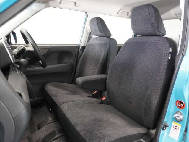 運転席と助手席は足元が繋がっているので自由に行き来しやすいので駐車場が狭いときでも助手席側からスムーズに乗り降りできて便利！