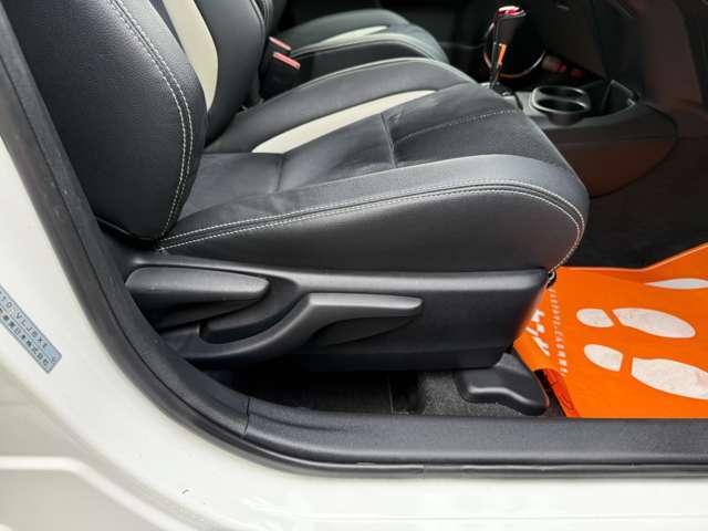 運転席はシートリフターが付いているので、その人に合ったポジションに設定出来ます！