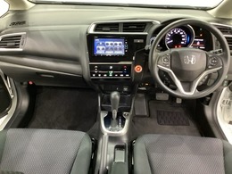 車内は光触媒抗菌消臭施工済です。スタイリッシュなデザインでスポーティなインパネ周りを演出します。グローブボックスやカップホルダーのほかにトレーなどたくさんの収納スペースが付いています。
