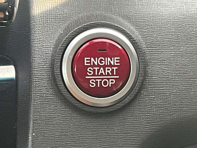 プッシュスタートスイッチです。エンジンの始動はブレーキペダルを踏みながらこのスイッチを押すだけで始動できます