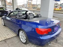 E93の洗練されたデザインにMスポーツ専用色ルマンブルーのボディーカラーと引き締まって見える18インチホイールの組み合わせがスタイリッシュ！7速DCTを装備し外見からは想像できないスポーツカーになっています！