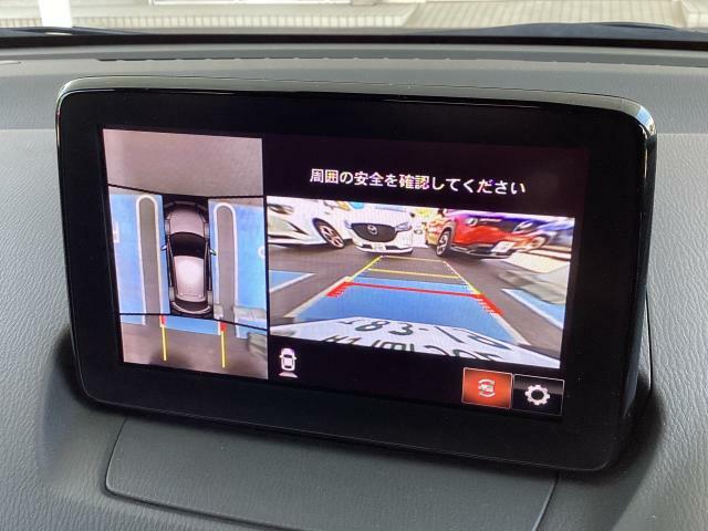 車両の前後左右にある4つのカメラで、センターディスプレイの表示や警報音で駐車時に車両周辺の確認を支援する「360°ビューモニター」が付いています☆