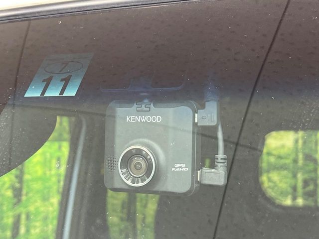 【ドライブレコーダー】安心・安全なカーライフに必須のドライブレコーダーを装備！走行中はもちろん、あおり運転や事故に遭遇した際の状況も映像で記録し、万一のリスクに備えます。運転席シート廻りは使用感も少な