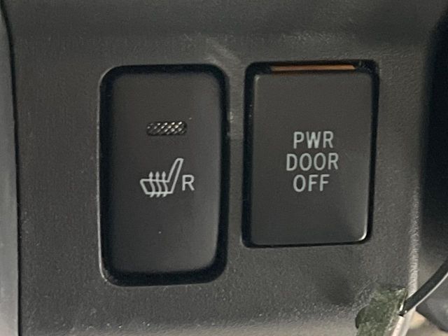 【シートヒーター】寒い日に重宝するシートヒーター！エアコンより早く温まってくれるので寒がりの人も安心ですね♪エアコンの温風は乾燥するから苦手、という方にもをおすすめです。