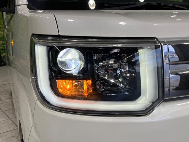 【LEDヘッドライト】悪天候や夜間走行時も良好な視界を確保し安心して運転できる高輝度LEDヘッドライトを装備！点灯速度が早く、消費電力も抑えられています。