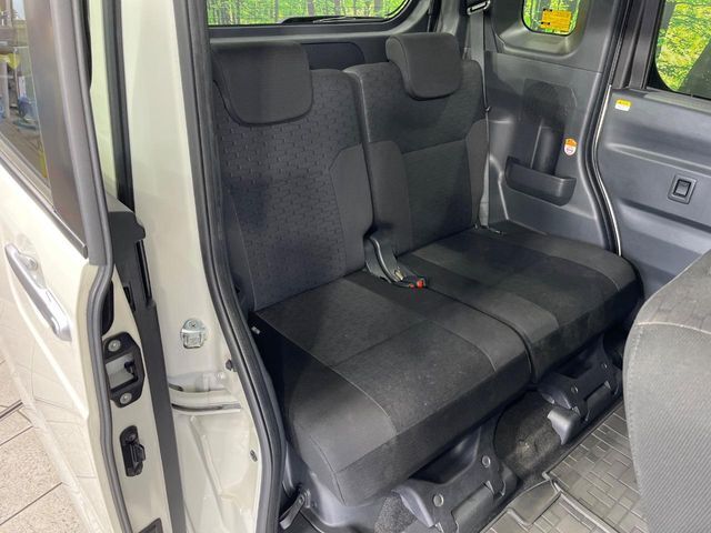 後部座席も気になるようなキズ・汚れやへたり等、大きなダメージはなく、良好な状態です。