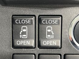 【両側パワースライドドア】スマートキーや運転席のスイッチで後席両側スライドドアの開閉が可能♪電動だから力を入れてドアを開ける必要が無く、小さなお子様でも簡単に開け閉めでき快適です♪