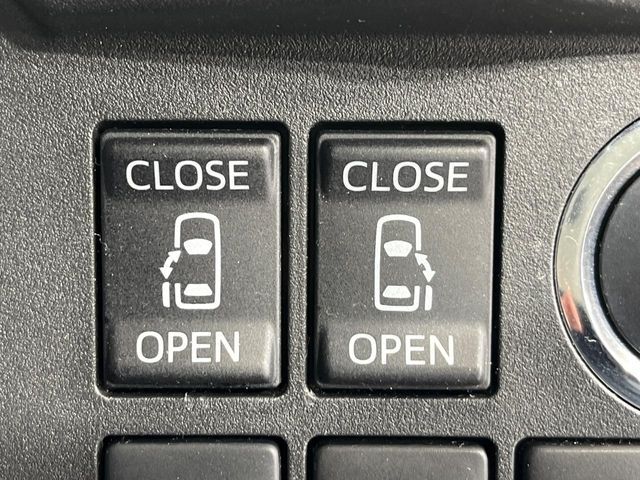 【両側パワースライドドア】スマートキーや運転席のスイッチで後席両側スライドドアの開閉が可能♪電動だから力を入れてドアを開ける必要が無く、小さなお子様でも簡単に開け閉めでき快適です♪