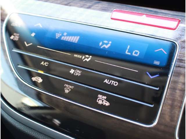 オートエアコンのお車ですので室内の温度をスムーズに調整してくれます♪