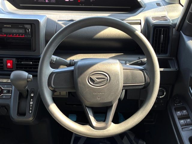 インテリアに合わせたデザインのステアリングは、運転される方のことも考え、運転しやすい形状、大きさです。是非一度、実際に触ってお確かめください。
