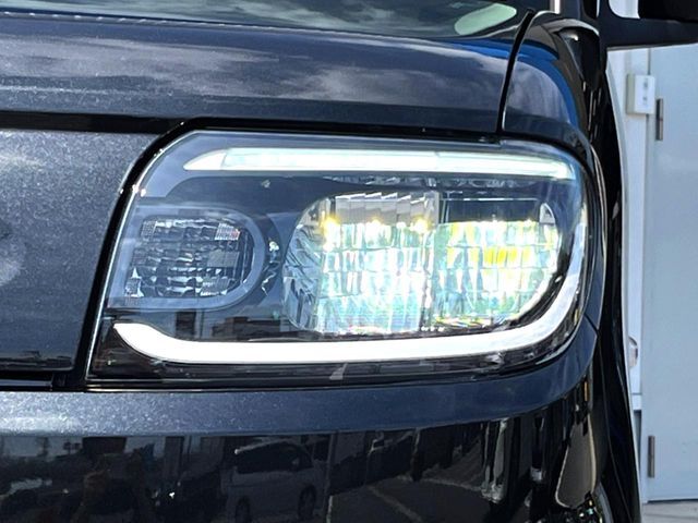 【LEDヘッドライト】悪天候や夜間走行時も良好な視界を確保し安心して運転できる高輝度LEDヘッドライトを装備！点灯速度が早く、消費電力も抑えられています。