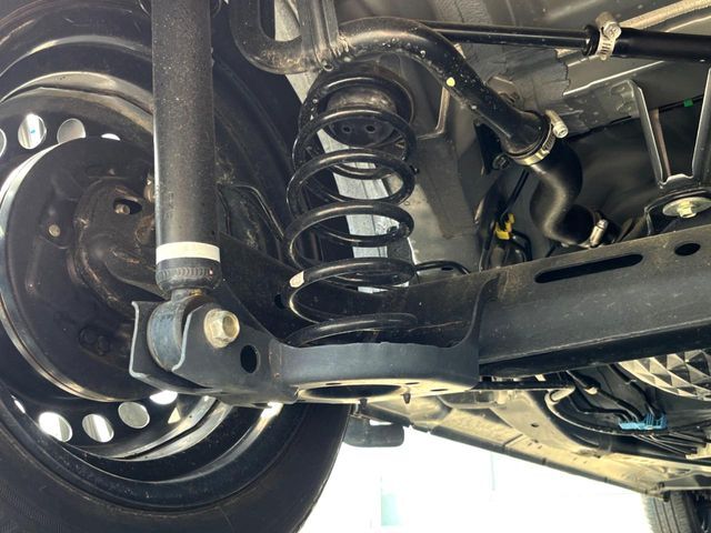 お車を安心してお乗りいただく為には、足回りの定期点検が欠かせません。サービスサポート（有償保証）では無料点検もご提供しており、安心のカーライフをお過ごしいただけるサポート体制が整っています。