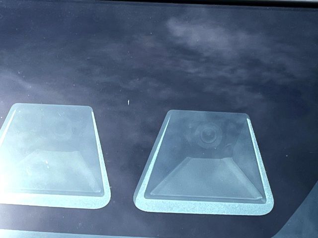 【スマートアシスト】走行中に前方の車両等を認識し、衝突しそうな時は警報とブレーキで衝突回避と被害軽減をアシスト。より安全にドライブをお楽しみいただけます。