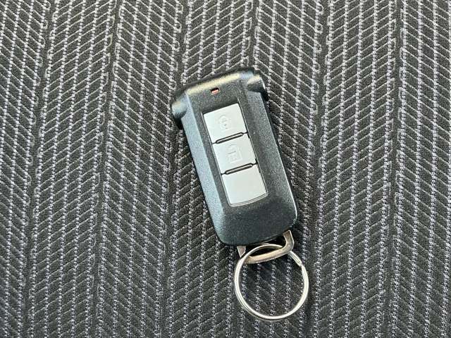 インテリジェントキー　鍵をかばんやポケットに入れたままで、ドアロックの開閉・エンジンの始動が可能です。