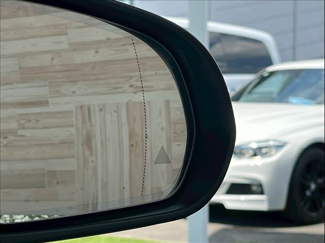 ブラインドスポットモニター搭載で後方から接近する車両にも簡単に気づけます。