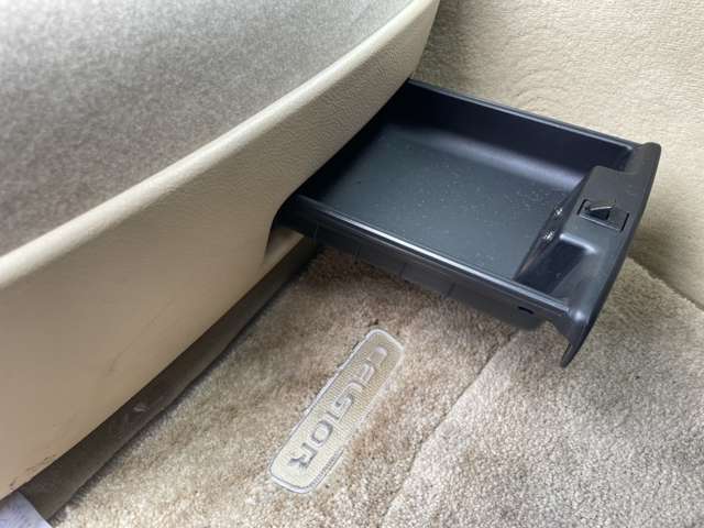 運転席下小物入れ