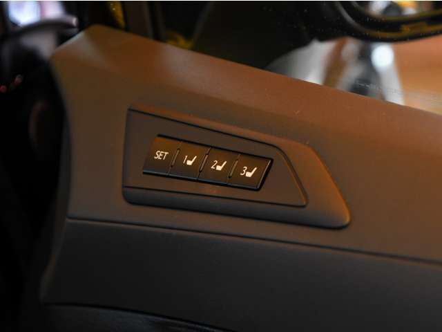 運転席メモリー機能付パワーシートです！！