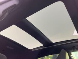 【パノラマルーフ】大型のガラスルーフ搭載で車内の解放感が一気にアップ！開放的なドライブをお楽しみいただけます。