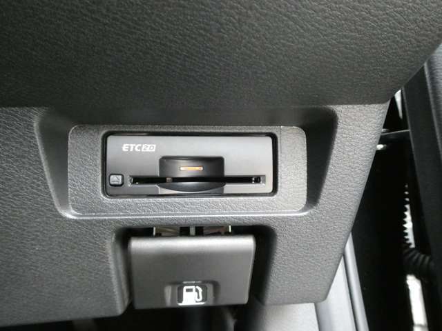 ここに ETC付いております。高速道路の料金所もスイスイ♪ ETCカードの申し込みは日産カードがおすすめ！！！「安心」「おトク」「便利」で皆さまのカーライフをサポートする特典満載のカードです。