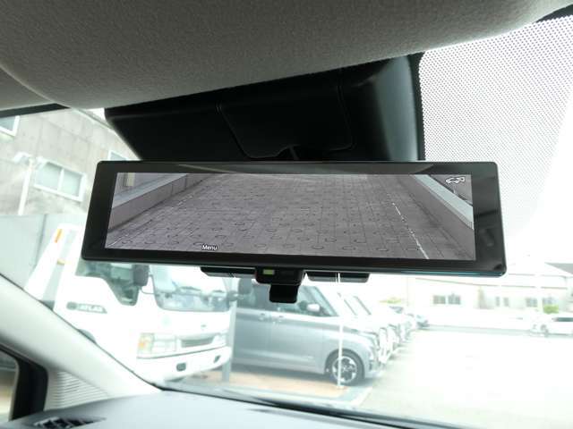 インテリジェント ルームミラーは、車両後方のカメラ映像をミラー面に映し出すので、車内の状況や、天候などに影響されず、いつでもクリアな後方視界が得られます